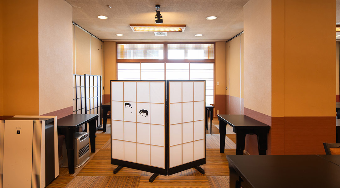 2階 会食場　テーブル