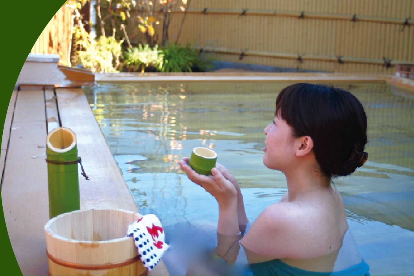 お風呂でお酒を飲む女性