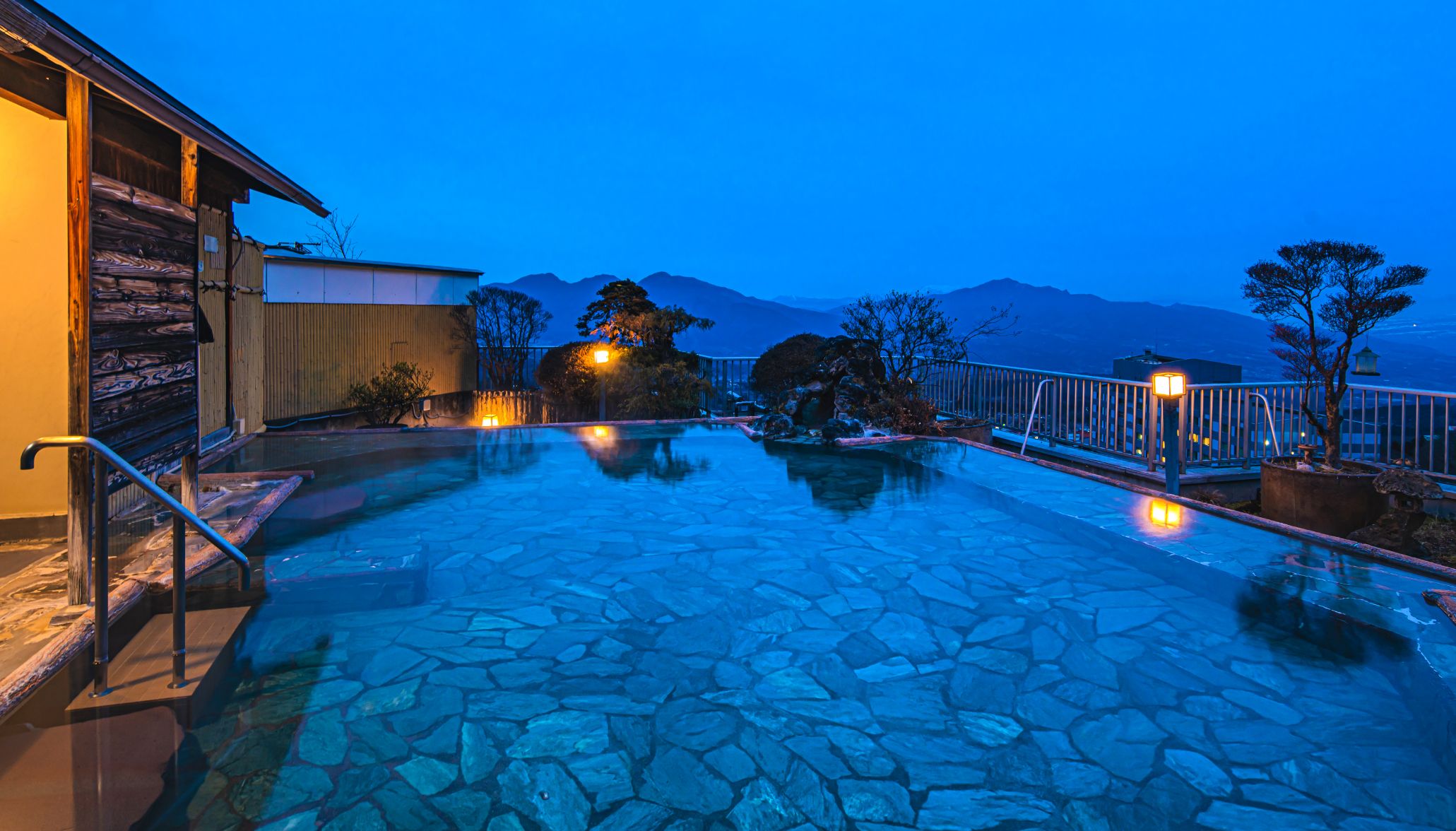 屋上庭園露天風呂「浪漫」